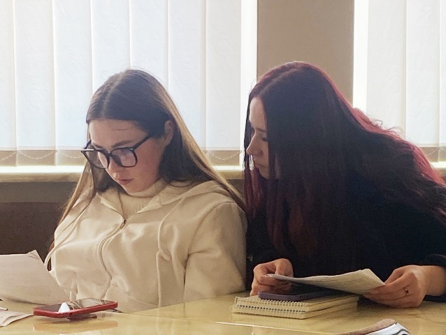  Здобувачі освіти ознайомлюються з текстами договорів